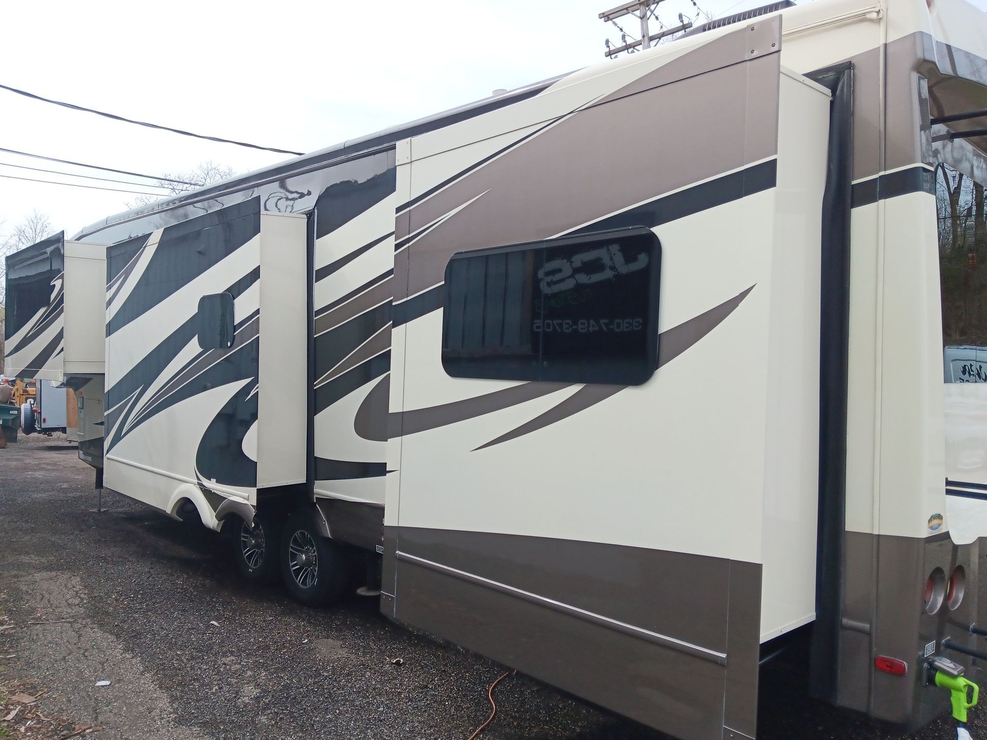 Fifth wheel RV exterior repair and detailing